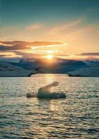 solnedgång över jokulsarlon glaciär lagun och erotisk naturlig isberg form på island foto