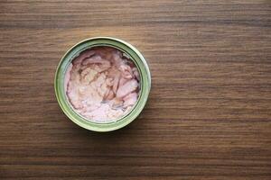 konserverad tonfisk på träbord, foto