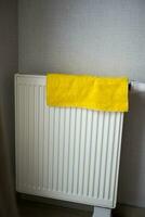 handduk torkning på uppvärmning radiator, foto