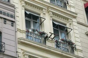 slå fast skott av en hotell byggnad med balkong foto