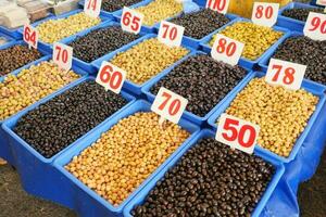 hinkar av oliver för försäljning gata mat marknadsföra foto