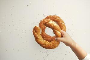 barn innehav turkiska bagel simit foto