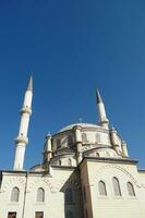 en skön moské i istanbul mot blå himmel foto