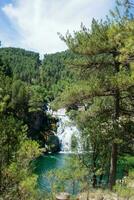 landskap med tall skog, vattenfall och sjö. guadalajara, Spanien foto
