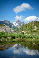 alpina landskap av de brembana dal med små sjö och pizzo del diavolo foto