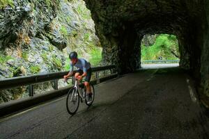 berg dal väg cykel foto