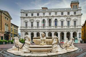 de contarini fontän i bergamo alta med de mai bibliotek foto