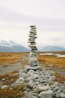 en minimalistisk inukshuk tillverkad av staplade stenar pekande de sätt tvärs över de alaskan tundra. ai generativ foto