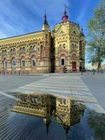 18 av juli 2022 - irkutsk, Ryssland. stad palats av barns och ungdom kreativitet reflekterad i de pöl. foto