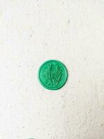 färgrik vax mynt tillverkad från vax tätning stämpel för årgång se för brev eller bröllop inbjudan foto