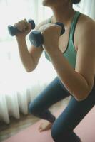 kvinna övning träna i Gym kondition brytning koppla av innehav äpple frukt efter Träning sport med hantel och protein skaka flaska friska livsstil bodybuilding, idrottare byggare muskler livsstil. foto