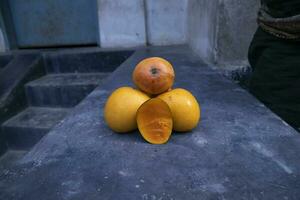 mogen gul mango frukt på en svart bakgrund. tropisk frukt. foto