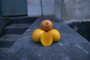 mogen gul mango frukt på en svart bakgrund. tropisk frukt. foto