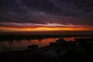 solnedgång på de shitalakshya flod i bangladesh. de shitalakshya flod är en flod i söder Asien foto
