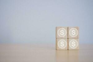 finansiell begrepp eller företag tillväxt dollar ikon på trä- kub. foto