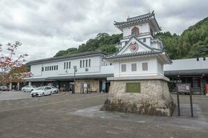 kumamoto, kyushu, japan - oktober 19, 2018 karakuri musikalisk klocka på hitoyoshi station foto