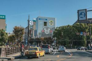 kumamoto, kyushu, japan - oktober 19, 2018 stadsbild av kumamoto stad, väg och spårvagn foto