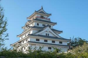 karatsu slott med blå himmel bakgrund, nära hav, saga, kyushu, japan foto