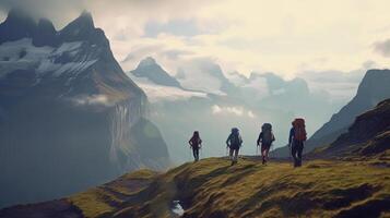 grupp av vandrare promenader i bergen på tidigt morgon. generativ ai foto