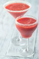 två glasögon av jordgubb margarita cocktail foto