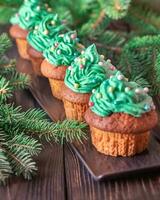 dekorerad muffins med jul träd gren foto