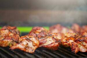 fläsk kött är grillad. matlagning kebab på de grill. foto