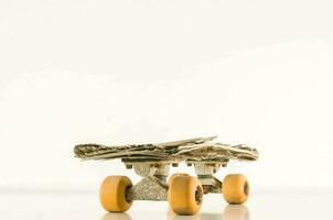 isolerat gammal skateboard foto