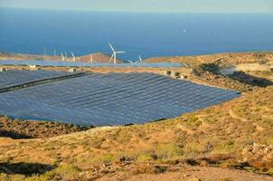 grön förnybar energi med solcellspaneler foto