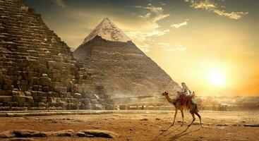 nomad nära pyramider foto