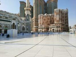 mecka, saudi Arabien, april 2023 - en skön dagtid se av de makkah klocka torn från de gård av masjid al-haram, mecka. foto