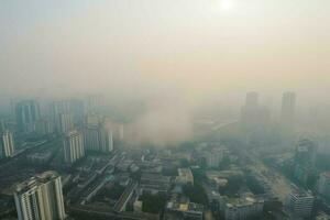 ai genererad himmel se. luft kvalitet i många städer runt om de värld är farligt låg, orsakar allvarlig hälsa problem för de människor vem leva där. foto