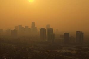 ai genererad Sol kämpar till penetrera de smog, gjutning en sjuklig gul glöd över allt. foto