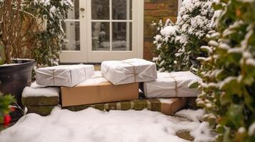 jul gåvor leverans, post service och Semester presenterar uppkopplad handla, insvept paket lådor på en Land hus tröskel i en snöar vinter, generativ ai foto