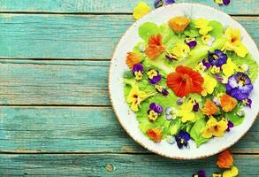 vår sallad med grönt och ätlig blommor foto