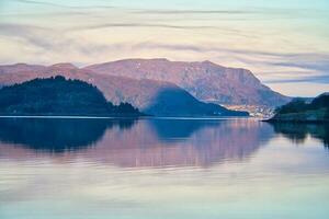 fjord med se av bergen och fjord landskap i Norge. landskap i skandinavien foto