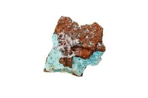 makro mineral aurichalcit sten på mikroklin på vit bakgrund foto