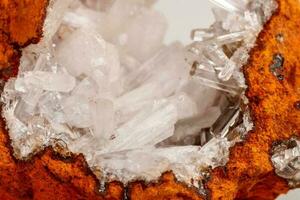 makro mineral sten kristaller hemimorfit sten på en vit bakgrund foto