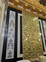 medina, saudi Arabien, dec 2022 - muslim pilgrimer är gående till besök roza rasool på masjid al nabawi medina. foto