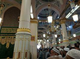 medina, saudi Arabien, dec 2022 - muslim pilgrimer är gående till besök roza rasool på masjid al nabawi medina. foto