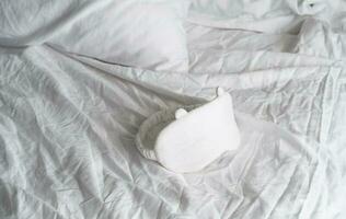 sömn öga mask liggande på vit strö. uppvaknande eller sömnlöshet begrepp. foto