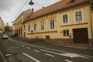 medeltida gata med historisk byggnader i de hjärta av Rumänien. sibiu de östra europeisk citadell stad. resa i Europa foto