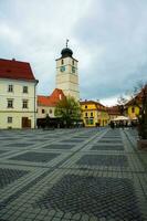 medeltida gata med historisk byggnader i de hjärta av Rumänien. sibiu de östra europeisk citadell stad. resa i Europa foto