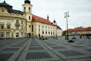 medeltida gata med historisk byggnader i de hjärta av Rumänien. sibiu de östra europeisk citadell stad. resa i Europa foto