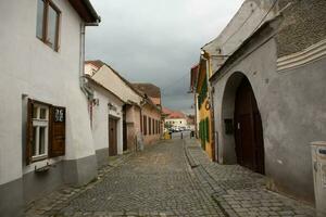 medeltida gata med historisk byggnader i de hjärta av Rumänien. sibiu de östra europeisk citadell stad. resa i Europa foto