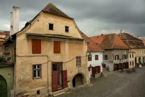 medeltida gata med historisk byggnader i de hjärta av Rumänien. sibiu de östra europeisk citadell stad. resa i Europa foto