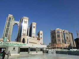 mecka, saudi Arabien, april 2023 - skön dagtid se av jabal omar bostads- komplex från masjid al-haram, mecka. foto