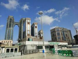 mecka, saudi Arabien, april 2023 - skön dagtid se av jabal omar bostads- komplex från masjid al-haram, mecka. foto