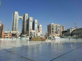 mecka, saudi Arabien, april 2023 - skön dagtid se av jabal omar bostads- komplex från masjid al-haram, mecka. foto