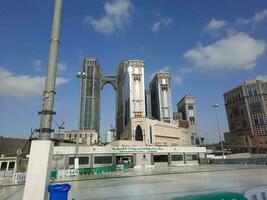 mecka, saudi Arabien, april 2023 - skön dagtid se av jabal omar bostads- komplex från masjid al-haram, mecka. foto