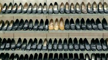 kvinnors skor, kvinnors skor på en Lagra hylla. affär fönster. skor affär. hyllor skor affär foto